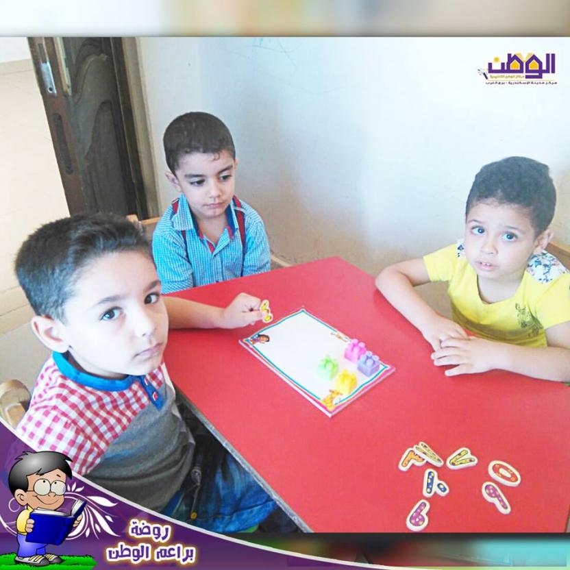 طلاب ال kg1 والتعرف عالحيوانات والعد بالمكعبات